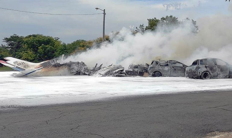 O avião caiu sobre três carros num estacionamento próximo ao aeroporto | Foto: ABC Color