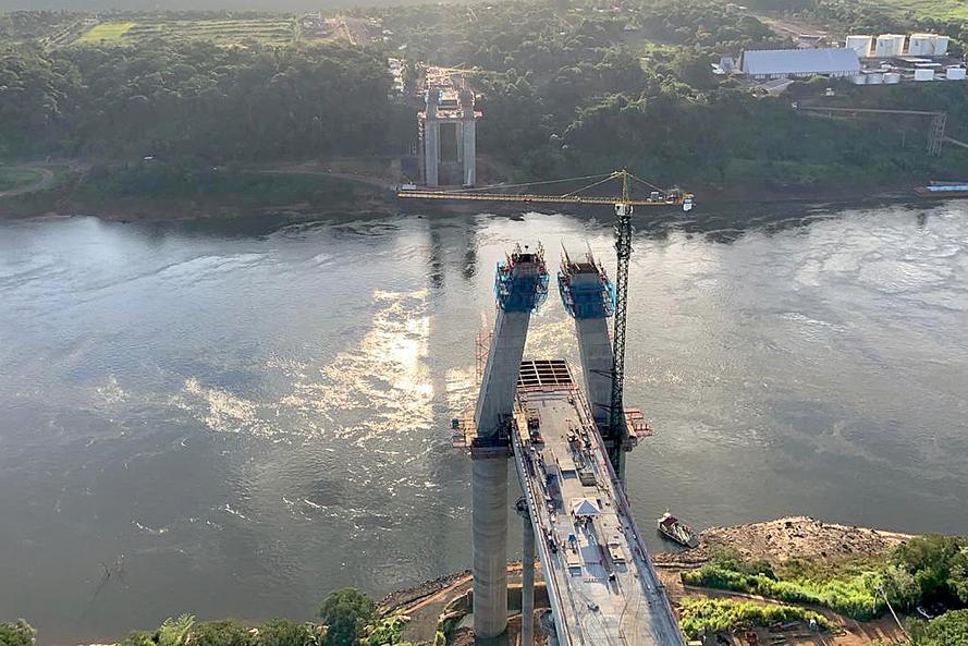 bra da nova ponte entre Brasil e Paraguai alcança 49% de execução. Foto: Valtemir de Souza/Itaipu