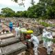 Funcionários carregam um caixão durante o enterro de uma vítima de covid-19 no cemitério municipal de São João, em Porto Alegre, em 26 de março de 2021 (Crédito: AFP)