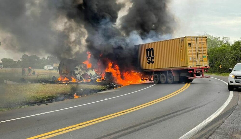 Carreta tomba na BR-277 e motorista morre no acidente em Candói